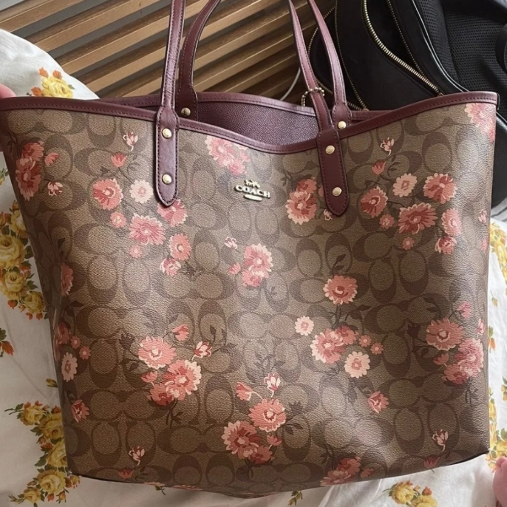 Coach reversible City Tote. Signature Canvas (Authentication link available)